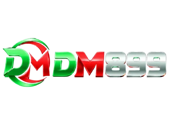โลโก้ DM899 บนพื้นโปร่งใส ด้านซ้ายเป็นวงโค้งครึ่งวงกลมสีเขียวตัดแดง มีตัวอักษร D สีเขียวสามมิติซ้อนทับตัว M สีแดงอยู่ตรงกลาง ถัดมาเป็นคำว่า DM ตัวหนาสามมิติ โดย D เป็นสีเขียวและ M เป็นสีแดง ปิดท้ายด้วยเลข 899 ตัวหนาสามมิติสีเงินโครเมียมไล่แสง